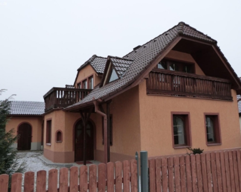 Patrový rodinný dům 4-kk, 2x balkon v obci Úročnice u Benešova.