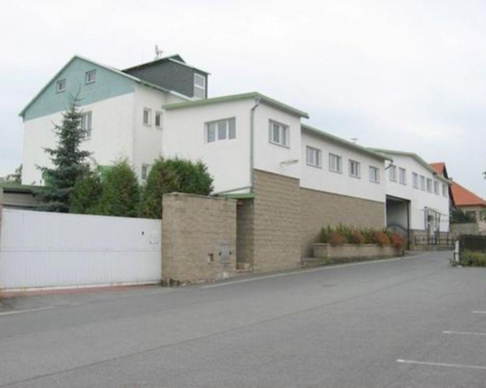 Prodej komerčně výrobního areálu s administrativní budovou v Horních Jirčanech.
